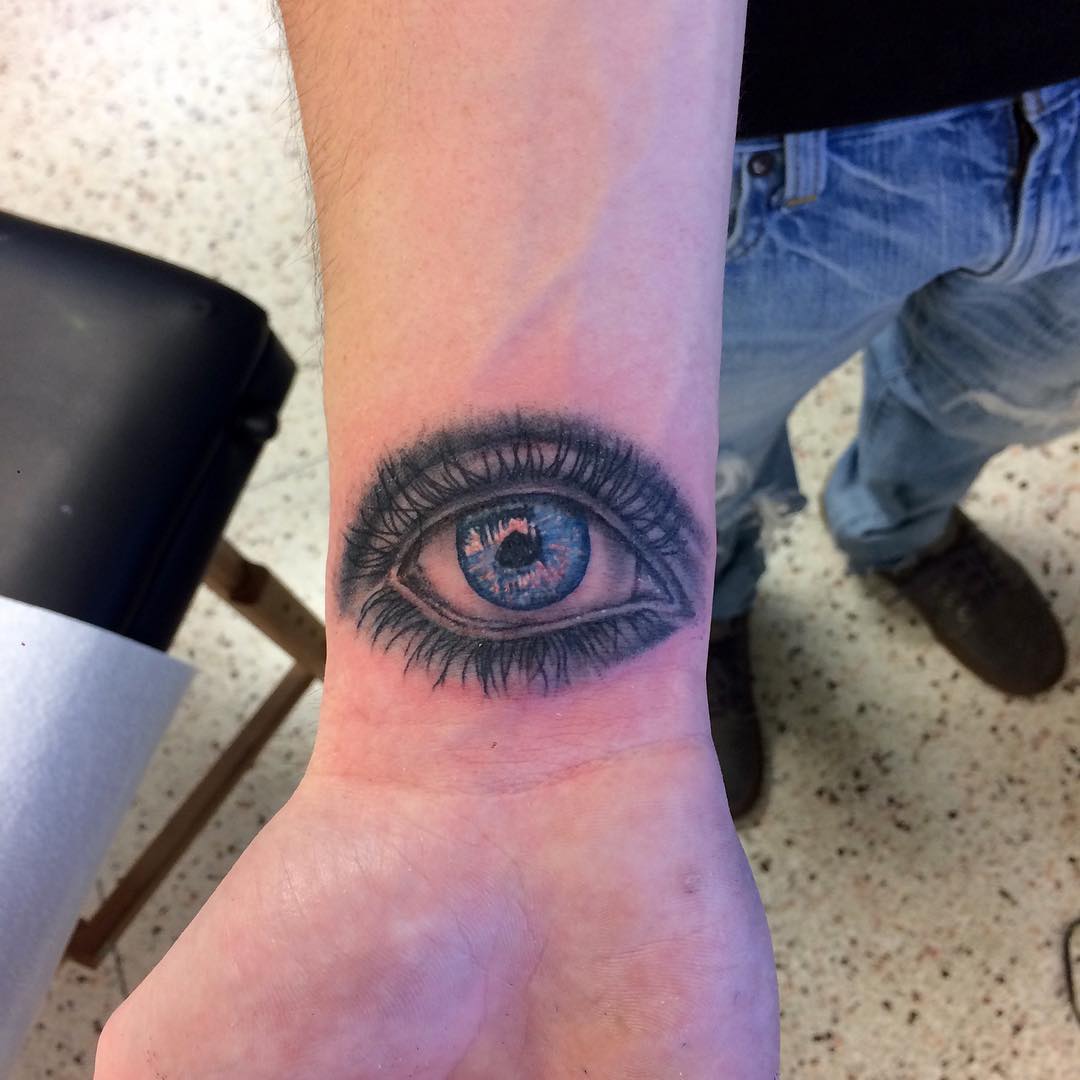 西安伟邦新西城搞数码产品店的荆先生手腕写实眼睛小纹身