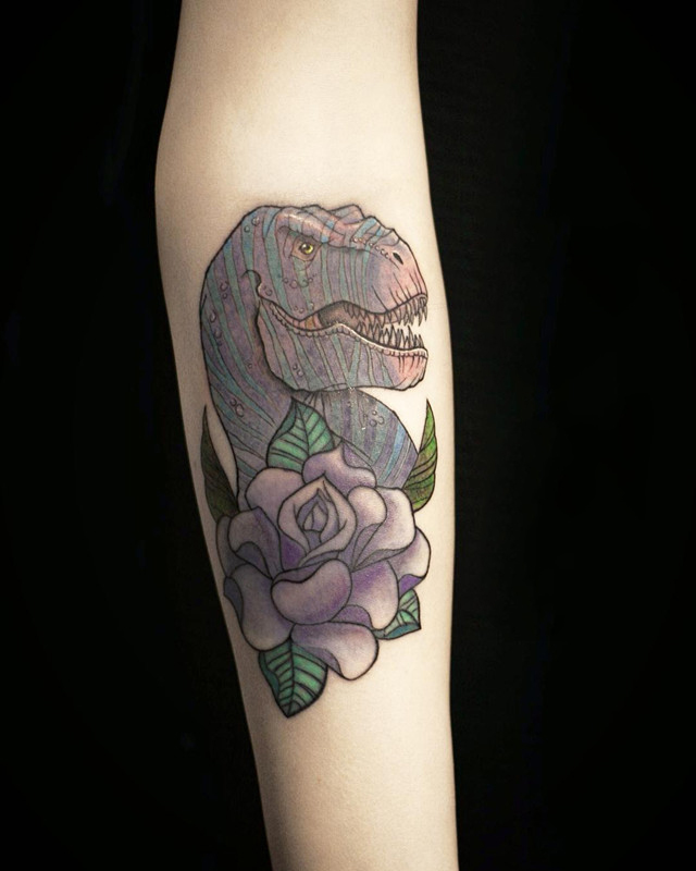 孔小姐小臂玫瑰恐龙纹身图案