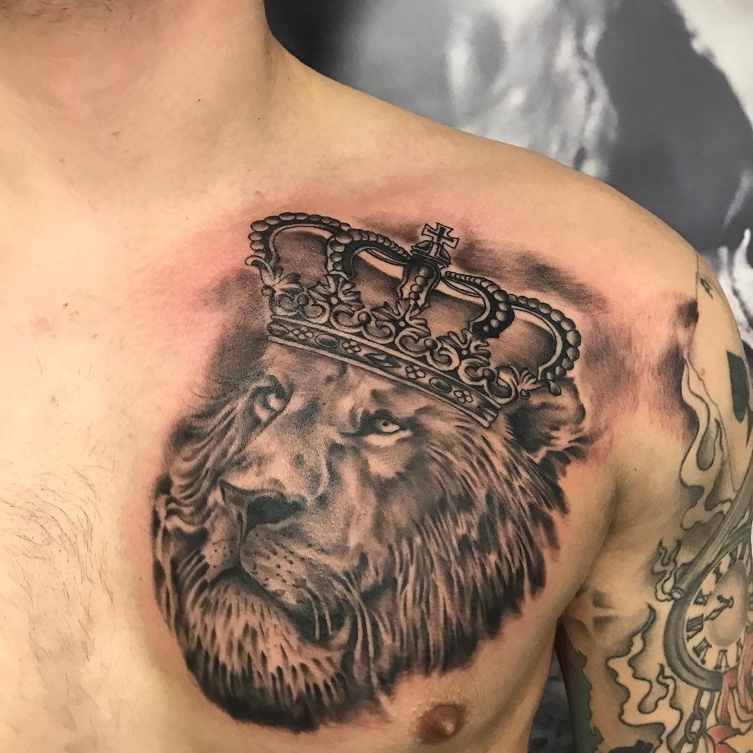 杭先生胸前皇冠狮子纹身图案