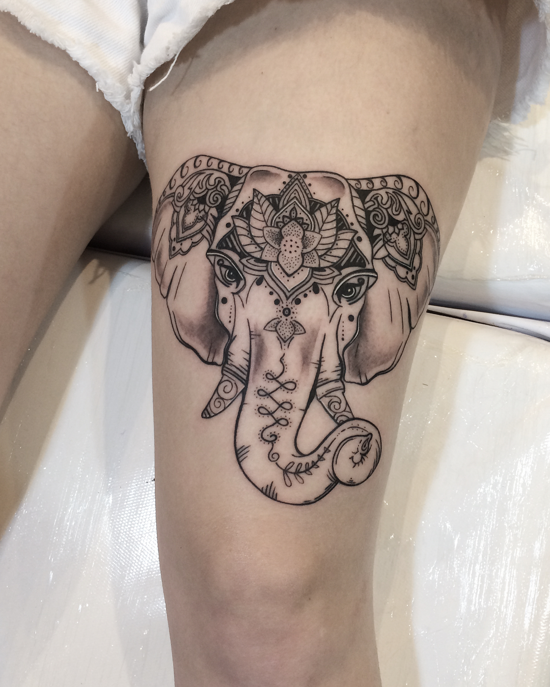 做语文老师的容小姐大腿大象纹身图案