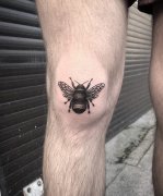 大腿蜜蜂纹身图案