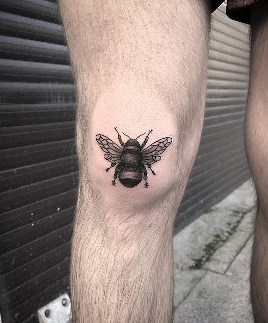 大腿蜜蜂纹身图案