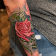 小臂彩色写实玫瑰纹身图案