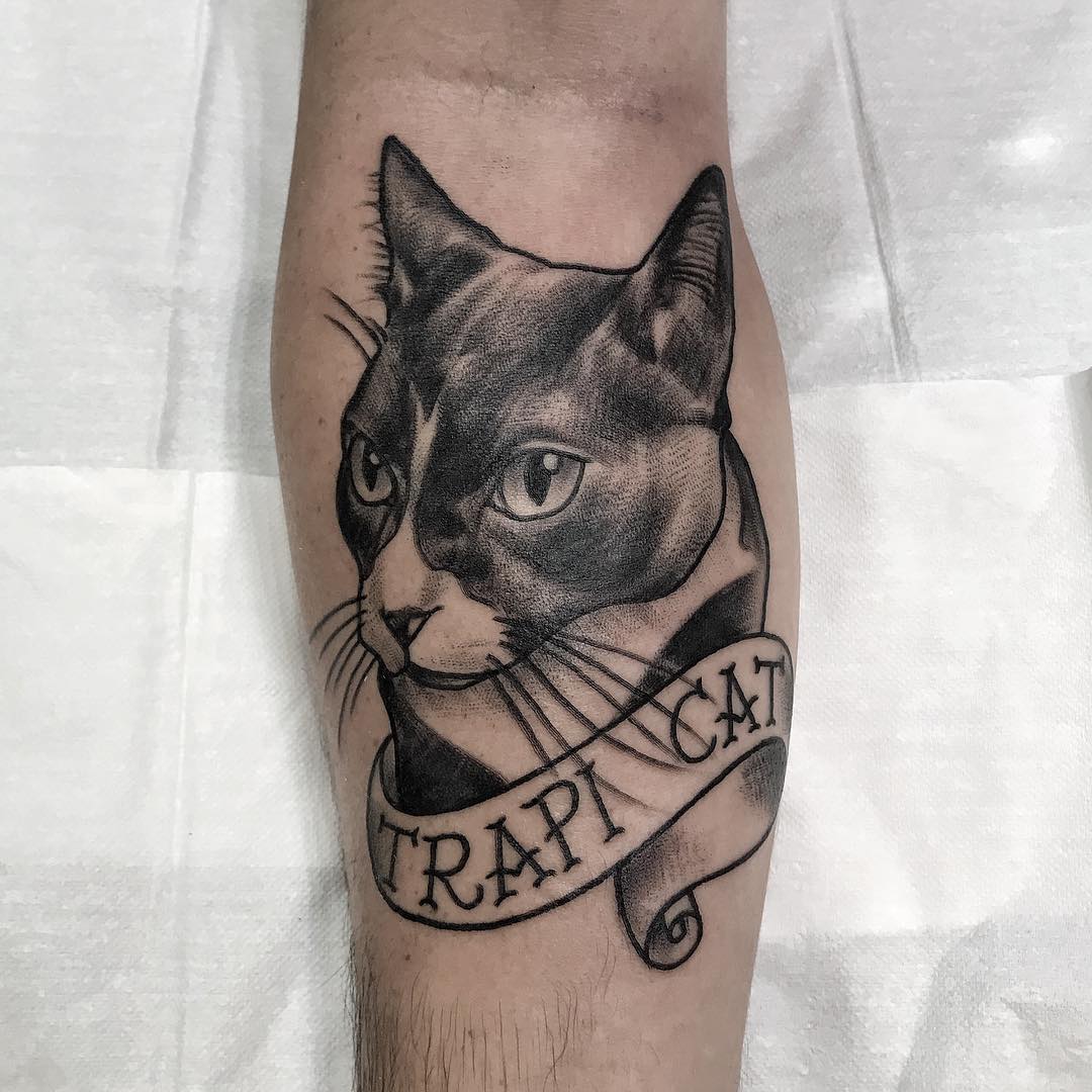 小臂黑灰猫咪肖像纹身图案